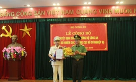 Thượng tướng Nguyễn Văn Thành trao quyết định và chúc mừng Thiếu tướng Tô Văn Huệ.