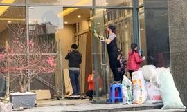 Nhiều khu chung cư cũng thuê người dọn dẹp riêng cho các khu nhà mới đang hoàn thiện.