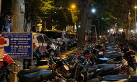 'Bát nháo' dịch vụ trông xe tại trung tâm Hà Nội dịp Tết
