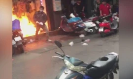 Đến đòi con không được, người đàn ông bực tức tẩm xăng đốt nhà.