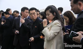 Người đẹp quyền lực Triều Tiên ăn thử ớt trồng ở VinEco.