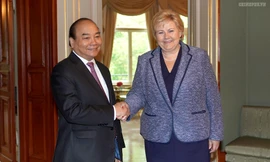 Thủ tướng Nguyễn Xuân Phúc và Thủ tướng Vương quốc Na Uy, bà Erna Solberg. Ảnh: VGP/Quang Hiếu.