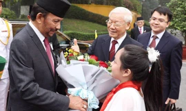 Gặp bé gái nhiều lần tặng hoa cho đại biểu quốc tế