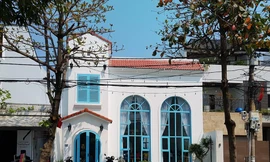 Nhà 2 tầng ngụ tại phố Hàn Thuyên, thành phố Đã Nẵng có tên “ngôi nhà nhỏ” được xây dựng để làm nhà ở kết hợp với lớp học vẽ cho trẻ em. 