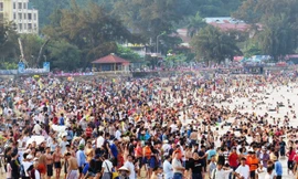 Du lịch năm 2016 với hình ảnh quá tải các bờ biển