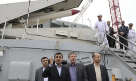Tổng thống Iran Mahmoud Ahmadinejad cũng có mặt trong lễ hạ thủy con tàu Jamaran-2