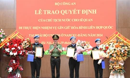 Trao quyết định của Chủ tịch nước cho 3 sĩ quan công an thực hiện nhiệm vụ gìn giữ hoà bình Liên Hợp Quốc