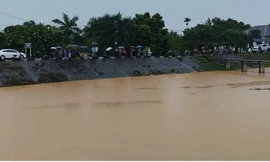 Hai học sinh bị nước lũ cuốn trôi khi qua ngầm tràn ở Hoà Bình