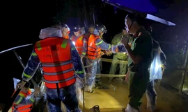 Một quân nhân bị lũ cuốn trôi khi lái xe qua ngầm nước ở Hoà Bình