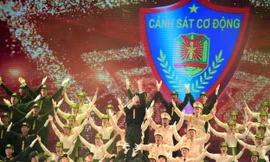 340 nghệ sĩ tái hiện 'Những chặng đường vẻ vang' của lực lượng Cảnh sát Cơ động