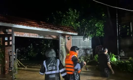 Lực lượng Cảnh sát cơ động trắng đêm dầm mình trong mưa lũ giúp dân