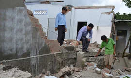 Trượt lở sườn đồi, 8 căn nhà bị sập, nứt toác