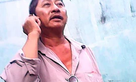 Ông Sáu đang gọi điện thoại tìm “mối” cho con mới sinh