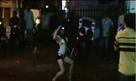 ‘Chân dài’ nhảy khiêu dâm giữa phố để bán kẹo?