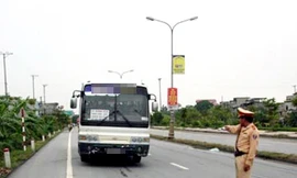 Xe khách nhốt cảnh sát giao thông