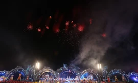 Người âm thầm đứng sau những niềm vui