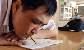 Thầy giáo viết chữ bằng miệng: Nét chữ đẹp từ những đôi môi rướm máu