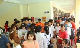 Ngay từ sáng sớm, hàng ngàn thí sinh và phụ huynh đã có mặt tại cơ sở 2 của Trường ĐH Đại Nam để làm thủ tục nhập học