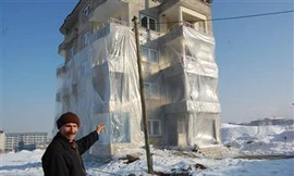 Dùng nylon quấn kín 3 tầng nhà để chống lạnh