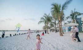 Bờ hồ Ngọc Trai – Vinhomes Ocean Park được kỳ công tạo nên từ hàng chục tấn cát vận chuyển từ Nha Trang ra Hà Nội. 