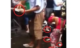 Người đàn ông rải từng nắm tiền trước chợ