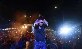 Tuấn Hưng quỳ sụp bật khóc và khuyên khán giả không đánh nhau