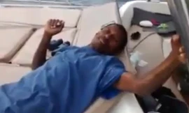 Raymundo nằm bệt xuống thuyền sau khi được cứu lên từ biển. Ảnh chụp từ video.