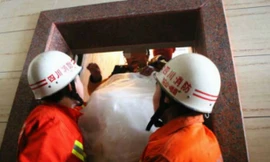 Cô dâu được lực lượng cứu hỏa đỡ xuống khỏi thang máy bị kẹt. Ảnh: CEN.