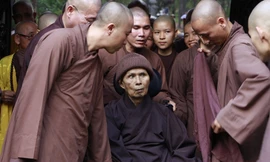 Thiền sư Thích Nhất Hạnh lúc rời nước ngoài trở về chùa Từ Hiếu để tịnh dưỡng. (Ảnh: V.T)