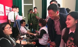 Lãnh đạo báo Tiền phong và Á hậu Thanh Tú thăm hỏi các bạn trẻ hiến máu