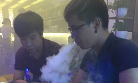 Một bạn trẻ ở Sài Gòn đang hút thuốc lá điện tử. Ảnh: H.N