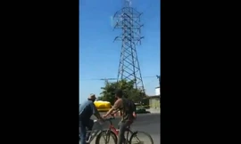 Nam thanh niên bị điện cao thế giật nổ như pháo