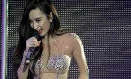 Với biệt hiệu “Nữ hoàng thị phi”, Angela Phương Trinh trở thành ca sĩ đắt sô diễn tại các quán bar. Ảnh: TaRo