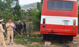 Tài xế bất cẩn lái xe buýt gần “hết đát” bị tai nạn.