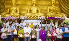 Bà Nguyễn Thị Thanh Tú - Chủ tịch HĐQT Tập đoàn TLM trao những phần quà yêu thương cho người khiếm thị