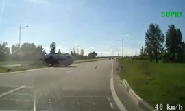 Ô tô lật ngửa vì vào cua 'không giống ai'