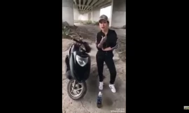 Chơi ngông: Khoe nhà có điều kiện, cô gái đổ xăng đốt xe