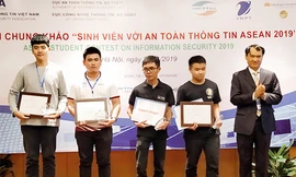 Sinh viên Thái Trường Duy (thứ 2 từ trái sang) đại diện đội tuyển ISITDTU của ĐH Duy Tân nhận giải Ba 