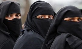 Phụ nữ Ả Rập Xê Út chịu nhiều ràng buộc vì luật Hồi giáo nghiêm khắc. Ảnh: AFP 