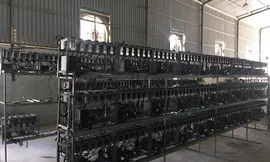Một xưởng với hàng chục máy đào tiền điện tử.