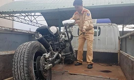 "Xế độ" pha trộn nhiều bộ phận giữa xe máy và xe ôtô. Ảnh: Quang Vũ.