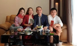 Hai hot girl gốc Việt nổi tiếng đã ăn Tết ở Việt Nam thế nào?