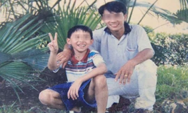 Anh Nguyễn Hữu Dần (bên phải) chụp ảnh cùng cháu. 