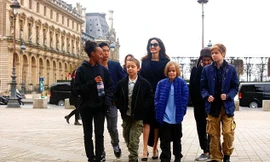 Angelina Jolie cùng 6 con nổi bật trên phố Paris