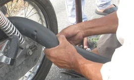 Có cả một đội quân hùng hậu chuyên rải đinh vá săm dạo.