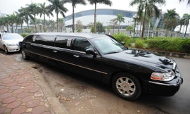 Hôn phu đi limousine hỏi cưới Ngô Trà My