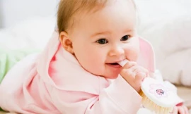 Thói quen không ngờ khiến răng trẻ mọc lệch