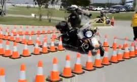 Cảnh sát lái môtô như múa vượt chướng ngại vật