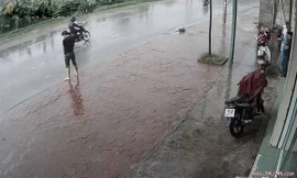 Thanh niên tè bậy bị bác tài dạy cho bài học đích đáng