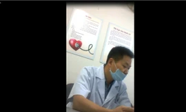 Một “bác sĩ Trung Quốc” đang “khám bệnh” tại Phòng khám đa khoa Elizabeth (quận 10, TPHCM). Ảnh: Quốc Ngọc